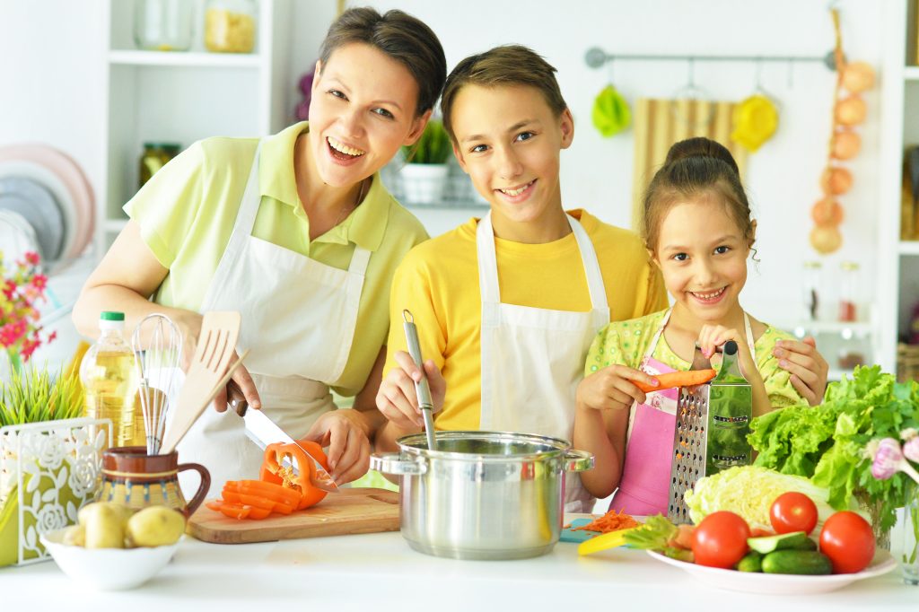 Mehr Gemüse - Kinder helfen in der Küche