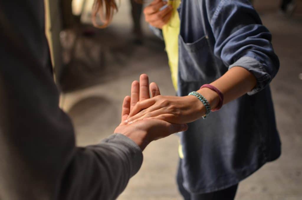 Photo Couple holding hands